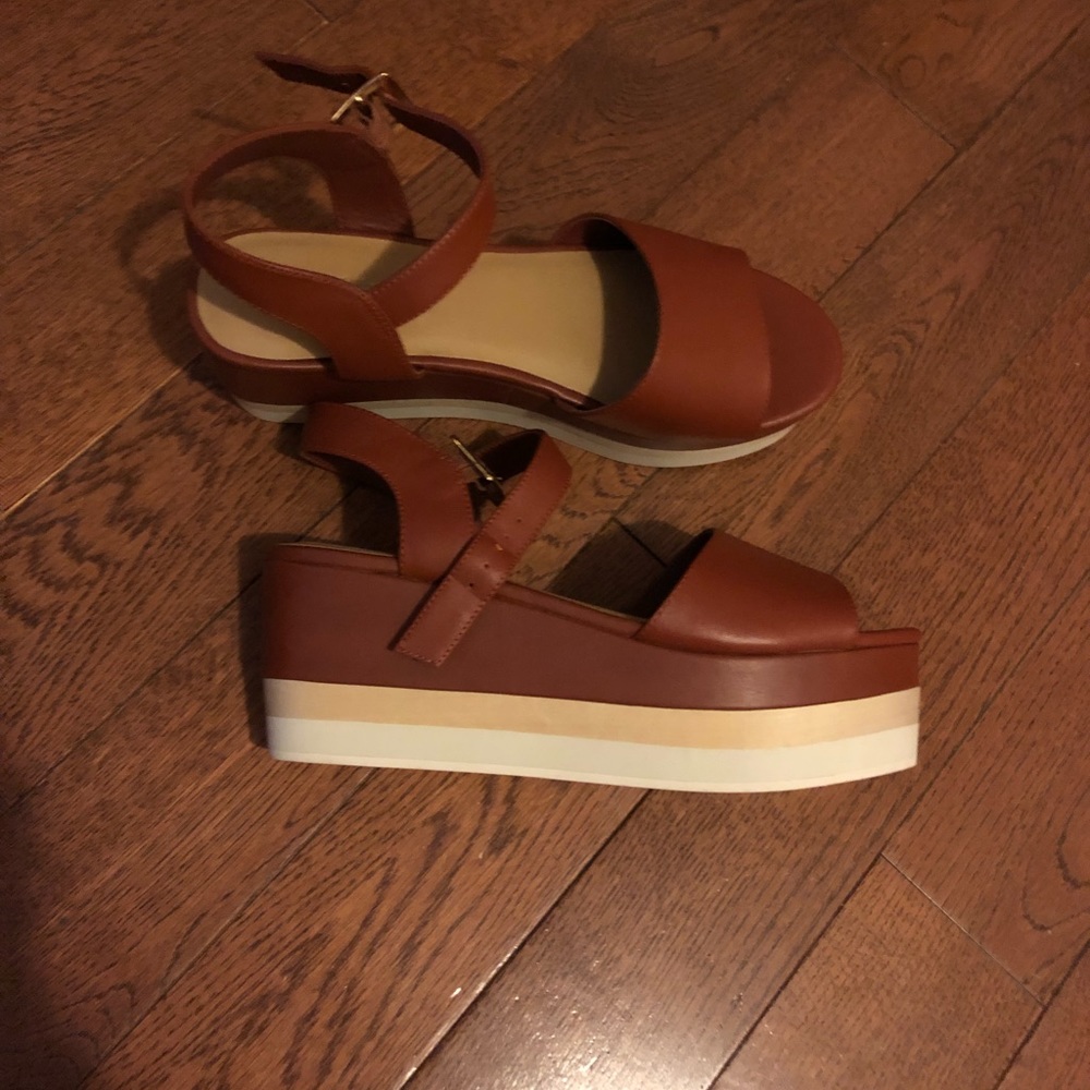 Beautiful and comfy sandals size 7 (USA)